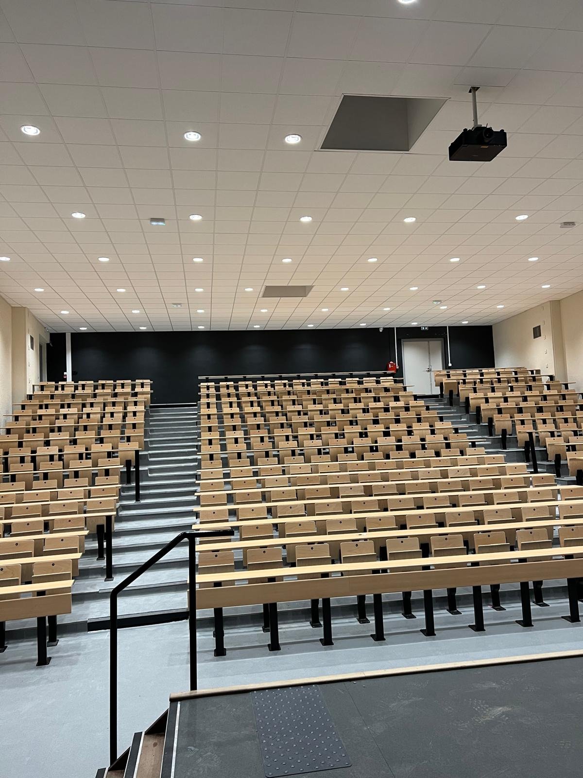 Plafond moderne à double hauteur